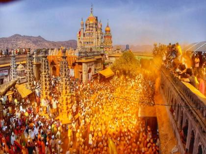 Due to drought Water brought by tanker for khandoba pooja at jejuri | जेजुरीच्या खंडेरायावर भीषण दुष्काळाची छाया ; टॅंकरने पाणी आणून घातले स्नान