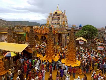 Mauli went to visit Khanderaya; The Jejuri fort blossomed with a fair of Vaishnavism | माऊली खंडेरायाच्या भेटीला निघाले; जेजुरी गड वैष्णवांच्या मेळ्याने फुलून गेला