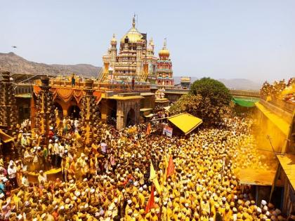 huge crowd of devotees in Jejuri samavati amavasya jejuri khandoba yatra | येळकोट येळकोट जय मल्हार! भंडारा अन् खोबऱ्याच्या उधळणीत न्हाऊन गेली जेजुरी