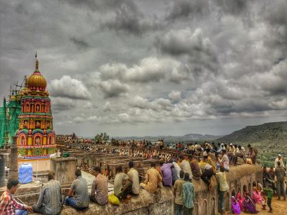 380 steps of the Jejuri gad leading up by pair | वधूला उचलून नवदाम्पत्याने केल्या जेजुरी गडाच्या ३८० पायऱ्या सर...!