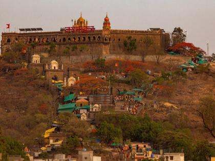 Yelkot-Yelkot Jai Malhar Khandoba Devbhet of Mana's peak sticks in Jejuri | येळकोट-येळकोट जय मल्हार! जेजुरीत मानाच्या शिखरी काठ्यांची खंडोबा देवभेट