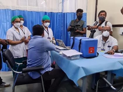 When will my number come ?; The hustle and bustle among the staff sitting in the waiting room at KEM | Corona vaccine: मेरा नंबर कब आयेगा?; केईएममध्ये प्रतीक्षा कक्षात बसलेल्या कर्मचाऱ्यांमध्ये धाकधूक