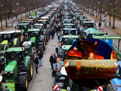 german farmers protest subsidy farmers trackers on road | 'या' देशात शेतकऱ्यांचं मोठं आंदोलन! खत फेकले, ट्रॅक्टर घेऊन रस्त्यावर उतरले, अनुदानवरुन गदारोळ