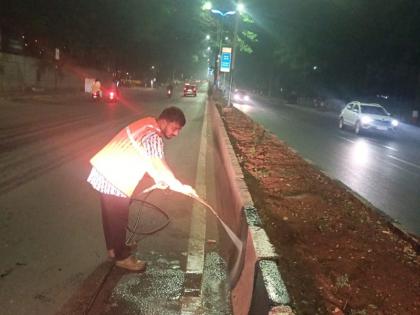 स्त्याच्या दुभाजकांची जेटींग मशिनद्वारे स्वच्छता सुरू