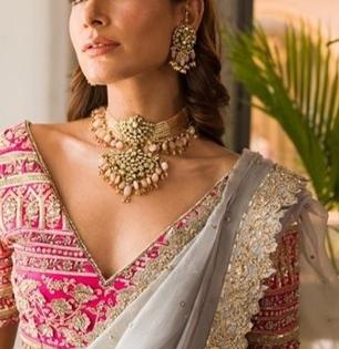 V नेक आकाराच्या ब्लाऊजवर शोभून दिसतात ६ नेकलेस! पाहा सुंदर लूकसाठी गळ्यात काय घालायचे...