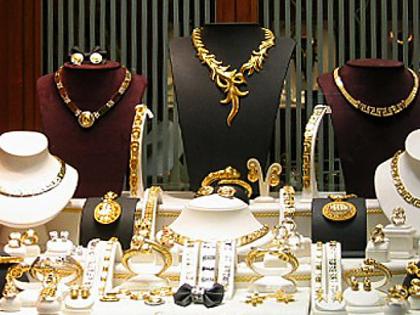  Sarifee shop breaks pawn stone jewelery stolen jewelery | सराफी दुकान फोडून पावणेदोन लाखांच्या दागिन्यांची चोरी