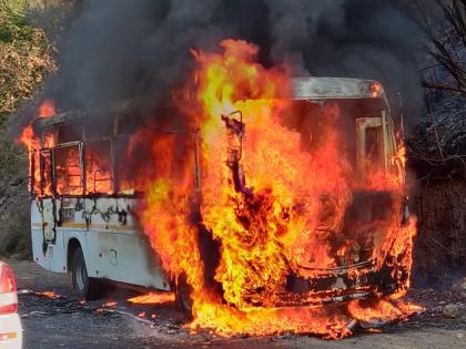 Private bus caught fire in Pasrani Ghat on Vai-Pachgani Road; Fortunately there is no loss of life | वाई- पाचगणी रस्त्यावर पसरणी घाटात खाजगी बस पेटली; सुदैवाने जीवितहानी नाही