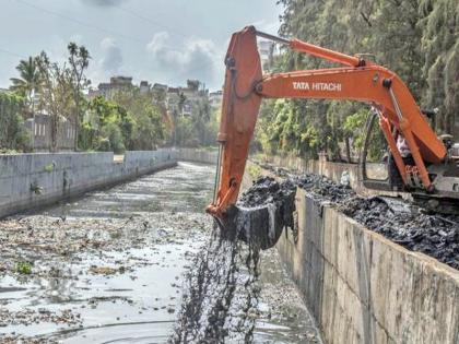 Go to the place and see if the drains are being cleaned properly?; Commissioner's order of mumbai | जागेवर जाऊन पाहा, नालेसफाई नीट होतेय का?; मुंबईची तुंबई रोखण्यासाठी आयुक्तांचे आदेश