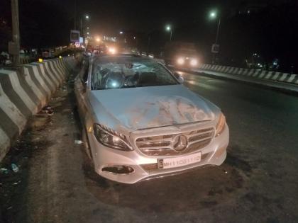 Mercedes Benz car overturns as driver loses control; Fortunately, all five passengers survived | चालकाचे नियंत्रण सुटल्याने मर्सिडीज बेंझ कार उलटली; सुदैवाने पाचही प्रवासी सुखरूप बचावले