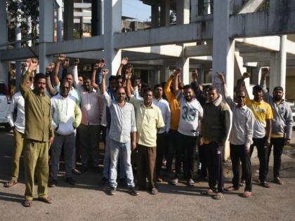 Strike strike of water supply employees in Panvel city | पनवेल शहरातील पाणीपुरवठा कर्मचाऱ्यांचा कामबंद आंदोलन 