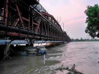 Yamuna river in Delhi again at danger level; Chance of water logging in low lying areas | दिल्लीतील यमुना नदी पुन्हा धोक्याच्या पातळीवर; सखल भागात पाणी साचण्याची शक्यता