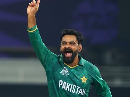 Pakistan all-rounder Mohammad Hafeez retires; Man of the match 32 times | पाकिस्तानचा अष्टपैलू मोहम्मद हफीज निवृत्त; ३२ वेळा ठरला सामनावीर