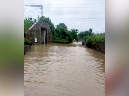 water everywhere on the railway subway in Chandrapur due to heavy rain; 10 villages lost contact | रेल्वेच्या भुयारी मार्गावर पाणीच पाणी; १० गावांचा संपर्क तुटला