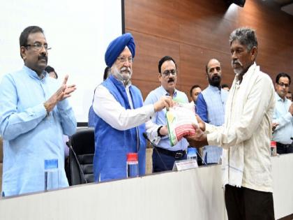 Union Minister Hardeep Singh Puri reviewed public utility schemes; Investigated funds | केंद्रीय मंत्र्यांनी घेतली लोकोपयोगी योजनांची झाडाझडती; निधीची केली चौकशी