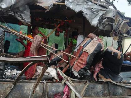 Horrific accident in Jharkhand, Kavadiya bus hits truck; 19 people killed | Jharkhand: झारखंडमध्ये भीषण अपघात, कावडियांची बस ट्रकवर आदळली; १९ जणांचा मृत्यू Horrific accident in Jharkhand, Kavadiya bus hits truck; 19 people killed | Jharkhand: झारखंडमध्ये भीषण अपघात, कावडियांची बस ट्रकवर आदळली; १९ जणांचा मृत्यू