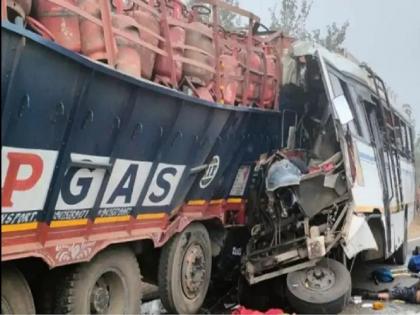 Jharkhand News | Jahrkhand Road Accident | Accident in Pakur | LPG cylinder truck hit the bus; 10 dead and more than 20 injured | भीषण अपघात! LPG सिलेंडरने भरलेल्या ट्रकची बसला धडक; 15 जणांचा मृत्यू