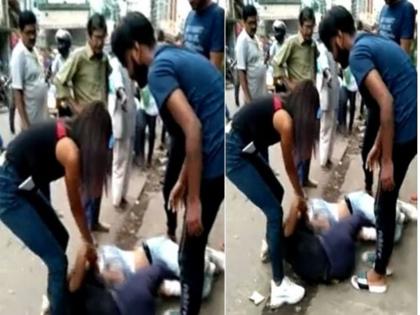 Girls Fight For Lover video goes viral from Jharkhand | VIDEO : बॉयफ्रेन्डला दुसऱ्या तरूणीसोबत पाहून भडकली गर्लफ्रेन्ड, भर बाजारात रंगली तरूणींची फाइट