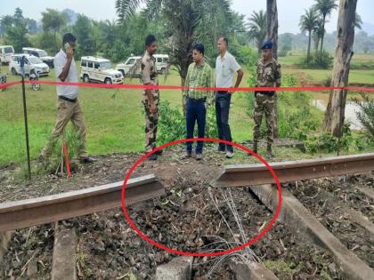 Jharkhand Railway Track Blast : Railway track bombed in Jharkhand; A huge explosion shook the area | धक्कादायक! झारखंडमध्ये रेल्वे ट्रॅकला बॉम्बने उडवले; भीषण स्फोटाने परिसर हादरला