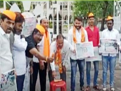 Unique movement of Thackeray Sena in Solapur; Celebrating smart city's birthday by cutting carrot cake! | ठाकरे सेनेचे सोलापुरात अनोखे आंदोलन; गाजराचा केक कापून स्मार्ट सिटीचा वाढदिवस साजरा!