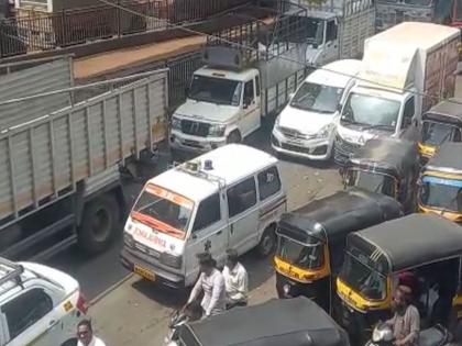 Ambulance stuck in traffic jam in Bhiwandi; Municipal beautification has hit commuters | भिवंडीतील वाहतूक कोंडीत अडकली रुग्णवाहिका; मनपाच्या सुशोभीकरणाचा प्रवाशांना फटका