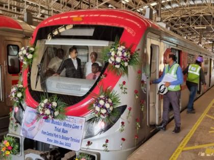 The wait is over, Navi Mumbai Metro runs; Welcoming passengers with roses | प्रतीक्षा संपली, नवी मुंबई मेट्रो धावली; गुलाबाचे फूल देऊन प्रवाशांचे स्वागत