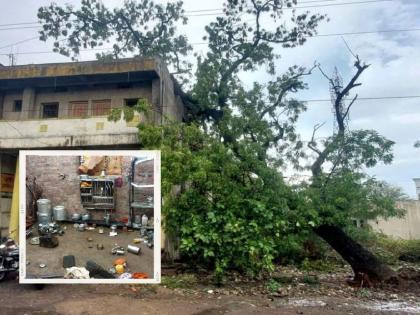 Pre-monsoon unseasonal rain lashed the district, tin sheets on houses were blown off, sorghum that had been harvested got wet | मान्सूनपूर्व अवकाळी पावसाने जिल्ह्याला झोडपले, घरांवरील टीनपत्रे उडाली