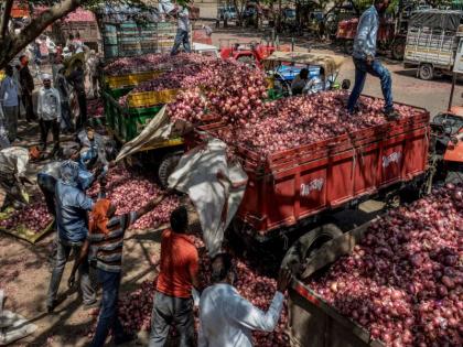 Onion got a price of only one and a half rupees per kg; The farmer paid the vehicle rent by adding money from his pocket | कांद्याला मिळाला अवघा सव्वा रुपये किलोचा भाव; शेतकऱ्याने खिशातून पैसे घालून वाहन भाडे दिले