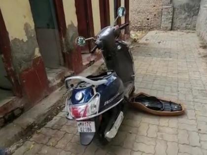 Cash of seven and a half lakhs robbery by breaking the lock of the scooty's trunk; The incident happened in broad daylight in Kopargaon city | स्कुटीच्या डिक्कीचा लॉकतोडून साडेसात लाखांची लांबवली रोकड; कोपरगाव शहरात दिवसाढवळ्या घडलेली घटना 