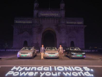 Hyundai IONIQ 5 Electric SUV finally unveil in Mumbai, launching in January, see features and expected Price | ह्युंदाईने अखेर हुकमाचा एक्का खोलला! IONIQ 5 इलेक्ट्रीक SUV आली, जानेवारीत लाँचिंग, किंमत किती?