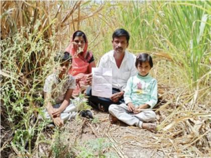 The farmer with his children for the road sat in the sugarcane field on hunger strike; The plight of the Beed farmer | रस्त्यासाठी मुलाबाळांसह शेतकरी उसाच्या फडातच बसला उपोषणाला; बीडच्या शेतकऱ्याची व्यथा