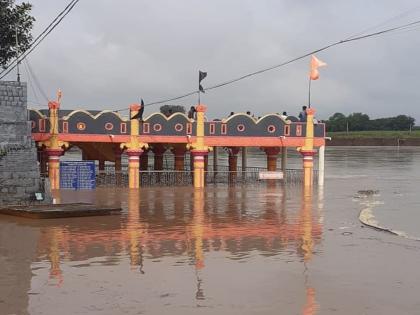 Panchaleshwar and Shani temples at Rakshasabhuvan under water of flood of river in beed | Rain in Beed: राक्षसभुवन येथील पांचाळेश्वर आणि शनी मंदिर पाण्याखाली