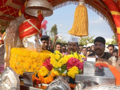 Palkhi ceremony of Gajanan Maharaj in Solapur district |  गजानन महाराजांचा पालखी सोहळा सोलापूर जिल्ह्यात; गण गण गणात बोतेचा जयघोष...