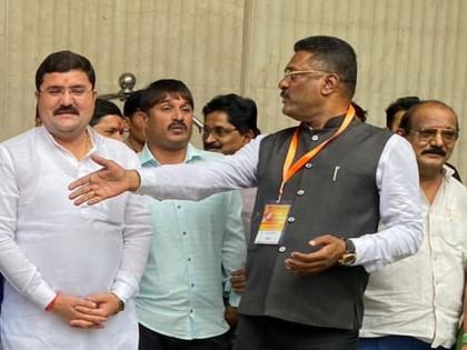 A corporator from Mira Bhayander, who met Shiv Sena chief Uddhav Thackeray on Matoshree, has joined the Shinde group. | मातोश्रीवर उद्धव ठाकरेंना भेटून आलेले नगरसेवक शिंदे गटात; सरनाईकांनी पाडले खिंडार    