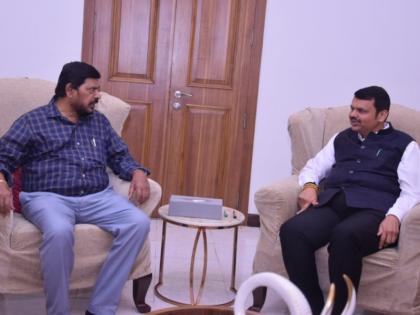 Republican Party President Ramdas Athavale called on Deputy Chief Minister Devendra Fadnavis today. | रिपब्लिकन पक्षालाही मिळणार शिंदेंच्या मंत्रिमंडळात स्थान; फडणवीसांनी आठवलेंना दिलं आश्वासन