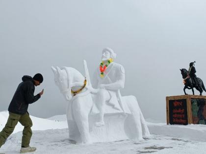 The equestrian statue of Chatrapati Shivaji Maharaj embodied in the snow; In Srinagar | बर्फात साकारला शिवरायांचा अश्वारूढ पुतळा; श्रीनगरमध्ये जवानांनी मोठ्या उत्साहात साजरी केली शिवजयंती