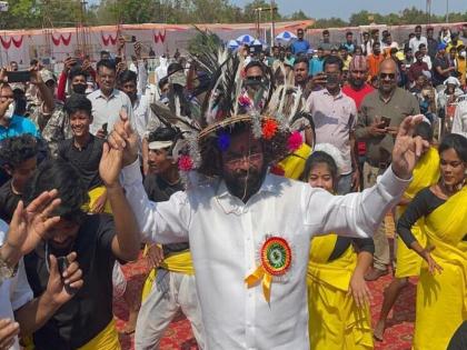 Minister Eknath Shinde touches on traditional Rela dance in gadchiroli | एकनाथ शिंदे यांनी गडचिरोलीत पारंपरिक रेला नृत्यावर धरला ठेका; आदिवासी टोपीही घातली