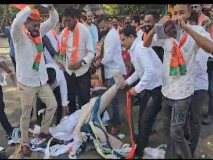 Jode Maro protest against Priyank Kharge of Congress by BJP Yuva Morcha in Thane | भाजपा युवा मोर्चाकडून ठाण्यात काँग्रेसचे प्रियांक खर्गे विरोधात जोडे मारो आंदोलन