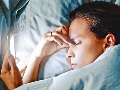 Doing message while sleeping- A new disorder among worldwide young people | जगभरातल्या तरूणांना ग्रासतोय झोपेत मेसेज करण्याचा नवा आजार!