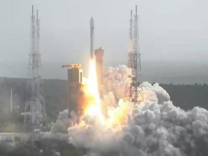 ISRO launched 36 British satellites; Use of 43.5 meter long LVM-3 rocket in Mahim | इस्रोने केले ब्रिटनच्या ३६ उपग्रहांचे प्रक्षेपण; माेहिमेत ४३.५ मीटर लांबीच्या LVM-३ रॉकेटचा वापर