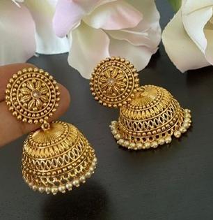 व्हाट झुमका!! दिवाळीत शोभून दिसतील 'असे' झुमक्याचे ५ पॅटर्न, साध्या लूकवरही दिसाल सुंदर