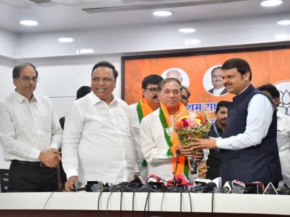 Two former Congress corporators join BJP | आगे आगे देखो होता है क्या! उपमुख्यमंत्री देवेंद्र फडणवीस यांचे सूचक वक्तव्य