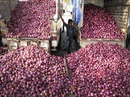 Onion price increased after six months | सहा महिन्यांनंतर वधारला कांद्याचा भाव; शेतकऱ्यांना अल्पसा दिलासा