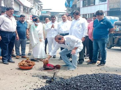 Start of filling potholes in Ulhasnagar, provision of Rs. 17 crore | उल्हासनगरात रस्त्यातील खड्डे भरण्यास सुरवात, १७ कोटींची तरतूद