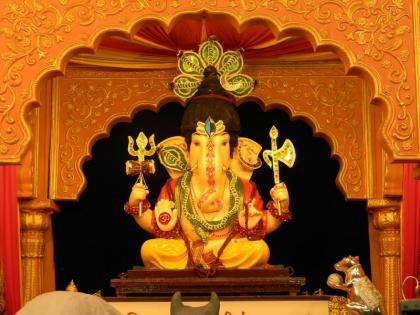 jilbya maruti mandal ganapati in mandai pune | मारूती मंदिरातील गणरायाला आवड जिलब्यांची! मंडईतील जिलब्या गणपती