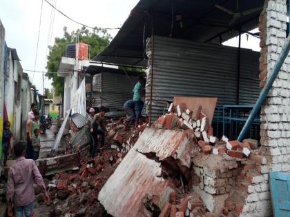 7 student was injured due to wall collapse in a private Urdu school at jintur | जिंतूर येथे खाजगी उर्दू शाळेची भिंत पडून ७ विद्यार्थि जखमी