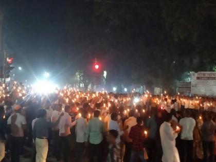 Candle march by Maratha community in support of Manoj Jarange Patil's hunger strike in Jalgaon | जळगावात जरांगे पाटील यांच्या उपोषण समर्थनार्थ मराठा समाजातर्फे कॅण्डल मार्च 