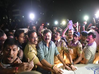 After Jitendra Awhad's arrest, Vartaknagar police station was surrounded by NCP workers | जितेंद्र आव्हाडांच्या अटकेनंतर वर्तकनगर पोलीस ठाण्याला राष्ट्रवादीचा घेराव