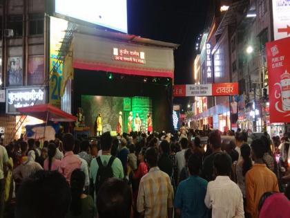 Ganesh devotees captivated by live performances in Pune; revival of historical and mythological events | पुण्यात जिवंत देखाव्यांची गणेशभक्तांना भुरळ; ऐतिहासिक आणि पौराणिक प्रसंगांचे पुनरुज्जीवन Ganesh devotees captivated by live performances in Pune; revival of historical and mythological events | पुण्यात जिवंत देखाव्यांची गणेशभक्तांना भुरळ; ऐतिहासिक आणि पौराणिक प्रसंगांचे पुनरुज्जीवन