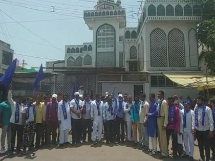 RPI on the streets in support of the loudspeaker on mosques; Protection done by human chains in nashik | मशिदींवरील भोंग्याच्या समर्थनात आरपीआय रस्त्यावर; मानवी साखळी करुन केलं संरक्षण