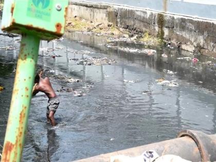 the lives of the drainage cleaning workers are in danger In Kalyan-Dombivali | कल्याण-डोंबिवलीत नालेसफाईला सुरवात नालेसफाई करणाऱ्या कामगारांचा जीव धोक्यात